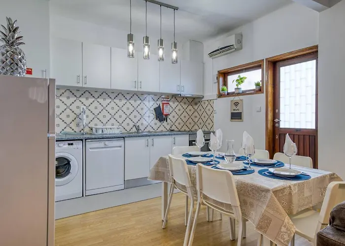 Дом отдыха Spacious House In Porto For Family And Friends