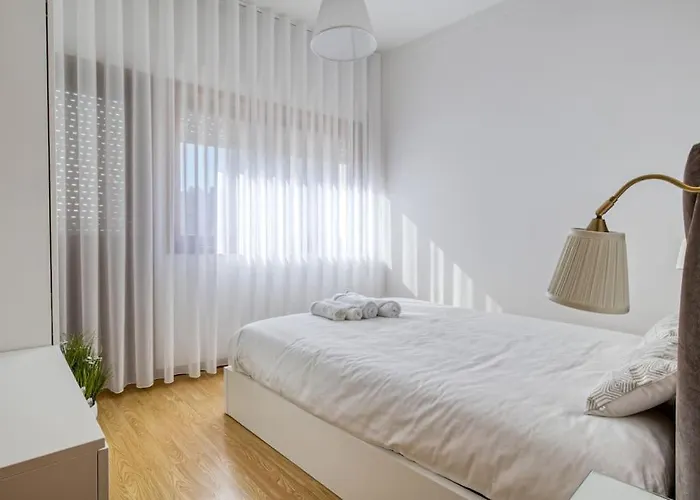 Дом отдыха Spacious House In Porto For Family And Friends *