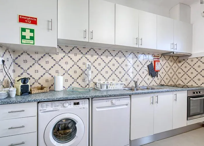 Дом отдыха Spacious House In Porto For Family And Friends